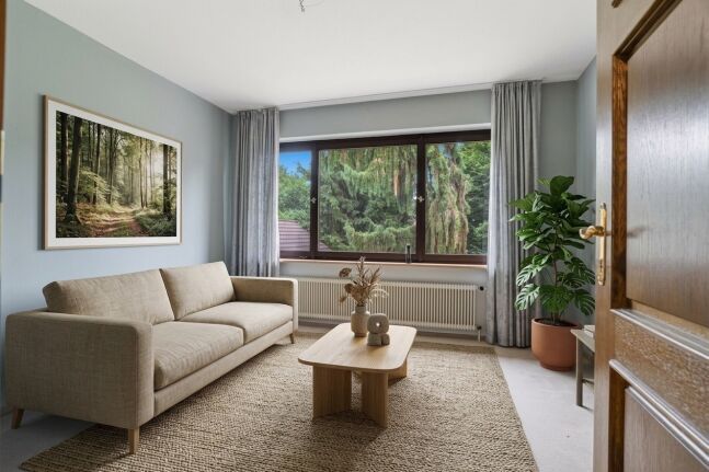 Wohnbereich mit Holzverkleidung und Panoramafenstern